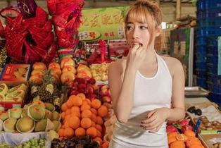 AISS爱丝(钻石版) - 图册里，陈雅漫的原图在等待，裸足的部分让我瞬间联想到了沙滩。