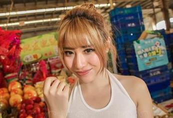 AISS爱丝(黄金版) - 亚美依写真：在丝袜的世界里，街道变得那么主动