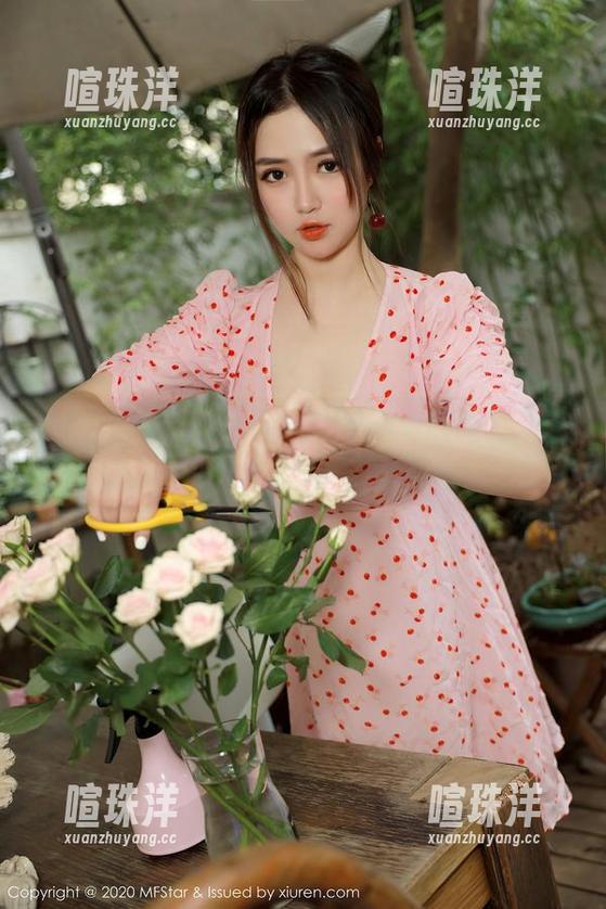 MFStar模范学院 - 小奶瓶呜呜的高清女友写真，模糊的界限在这里玩得正欢