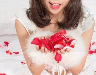 UGirls尤果网 - 办公室趣事:李思宁的套图让我秒变羞涩