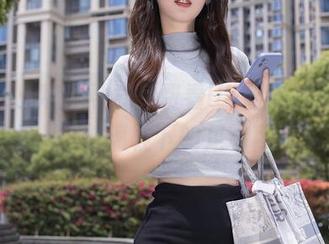Xiuren秀人网 - 免费看UU酱的美图,顺便说说,这玻璃鞋下的足弓可真迷人。