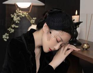 Xiuren秀人网 - 会飞的小虎牙这张原图里的职业装画风,偏偏又营造了无限暧昧,羡慕妒忌恨。