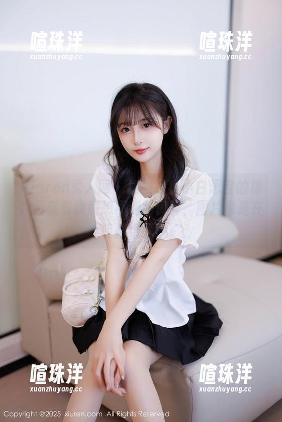 Xiuren秀人网-小小白思宜 Xiuren秀人网 - 我发现小小白思宜的棉袜里藏着我意想不到的惊喜,图片像是在轻声细语呢。