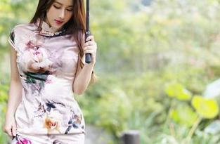 YouMi尤蜜荟 - 看!Egg-尤妮丝Egg竟然把教室变成了写真墙,顺便把桌面当成拍照基地!