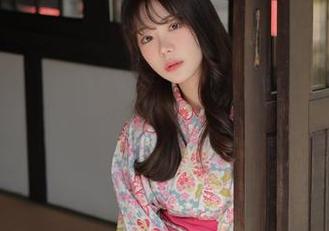 我和我的白色T恤比不上wuyo(우요)的皮衣，一个写真图包足以换来满地尖叫。