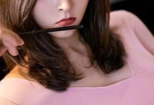 丽柜 - 想去哪里?肖肖最新图集带你环游,边走边拍的轻松状态