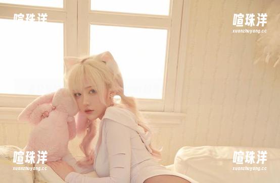 办公室的木桌前，啾小妍Deer的写真好像在邀请无尽的遐想