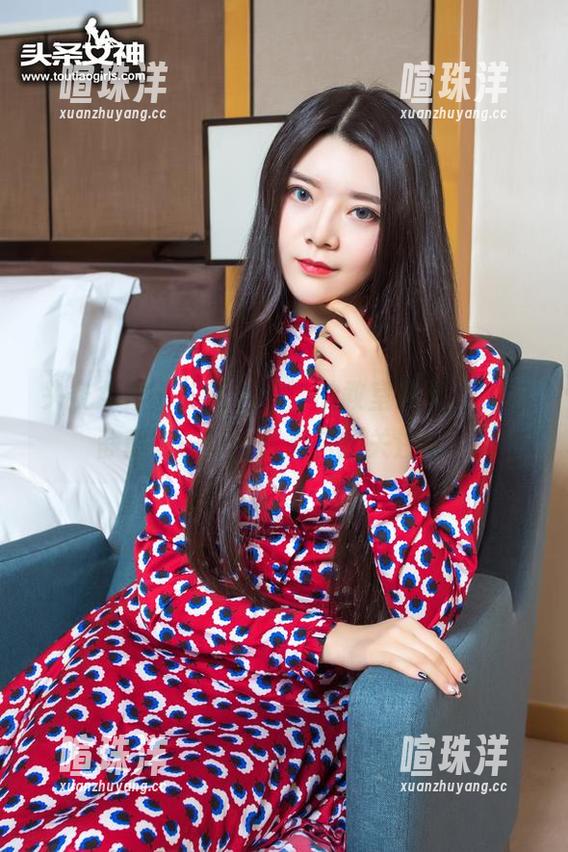 头条女神 - “秦若兮”的教室原图，书本静静在一旁，我却只想关注她。