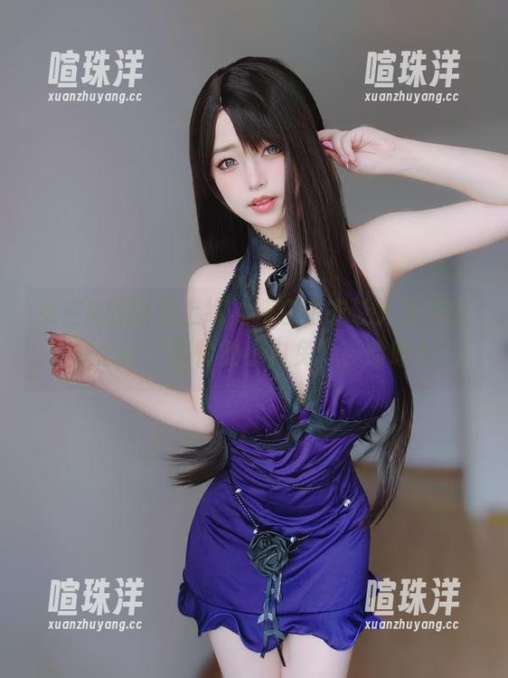 女主K的图包上线，纯白上衣让人时不时联想起“可怜的小白兔”，哈哈！
