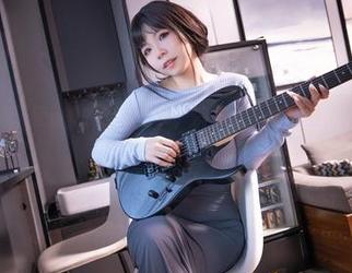 这是无颜小天使wy的皮衣写真,冷酷又不失优雅,从未见过的组合!