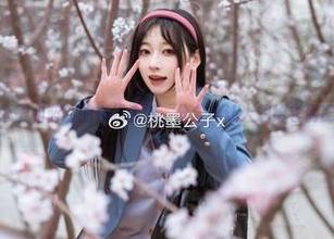 桃墨公子和蓝猫的在线合照,分分钟让人想给它俩配音。