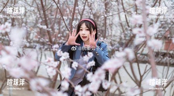 桃墨公子 桃墨公子和蓝猫的在线合照,分分钟让人想给它俩配音。