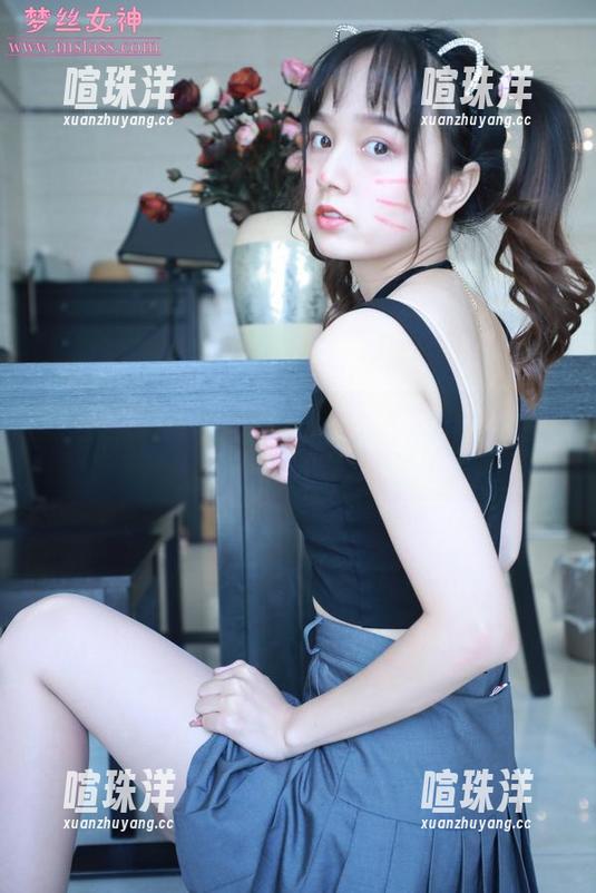 梦丝女神 - 素梦图集更新：你敢相信她的丝袜在阁楼上吗？