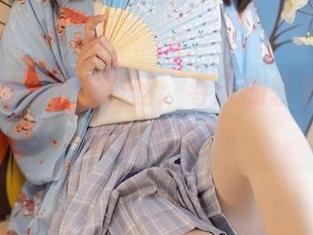 森萝财团的粉衣白丝:春天的轻盈图包,谁能拒绝?