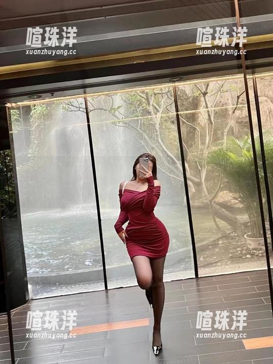 微密圈 - 洁己u带来的红色肉感美女写真，系列的搭配真够大胆，值得一看！
