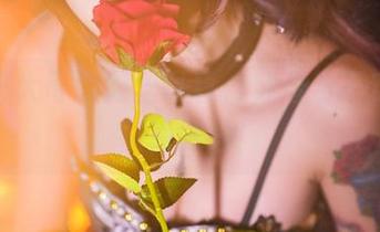 洛丽塔大哥的肉丝写真,穿着与不穿的平衡真微妙!