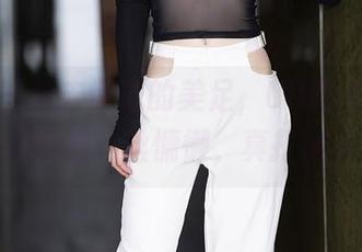 秀人网 - 从未懈怠的美足,UU阿文的私房作品总带着一丝慵懒,真打动人心。