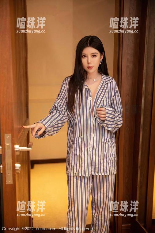 秀人网-小果冻儿 秀人网 - 双人写真,是小果冻儿被包围了吗?一脸懵懂啊!
