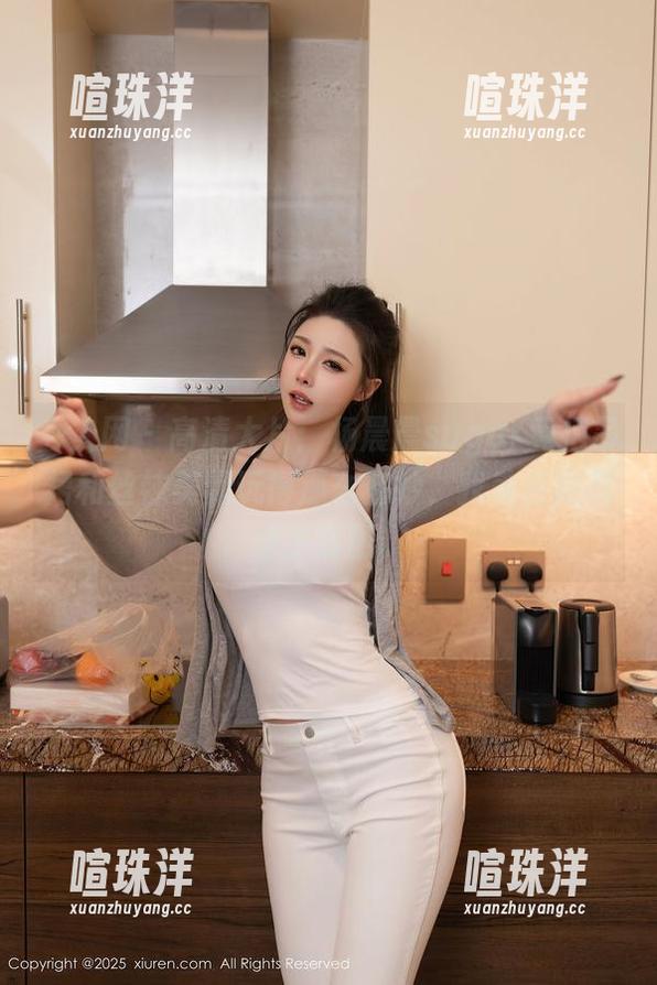 秀人网 - 高清大片：杨晨晨sugar竟把吊裙和丝袜美腿玩得那么玄妙，我差点没忍住去截图。