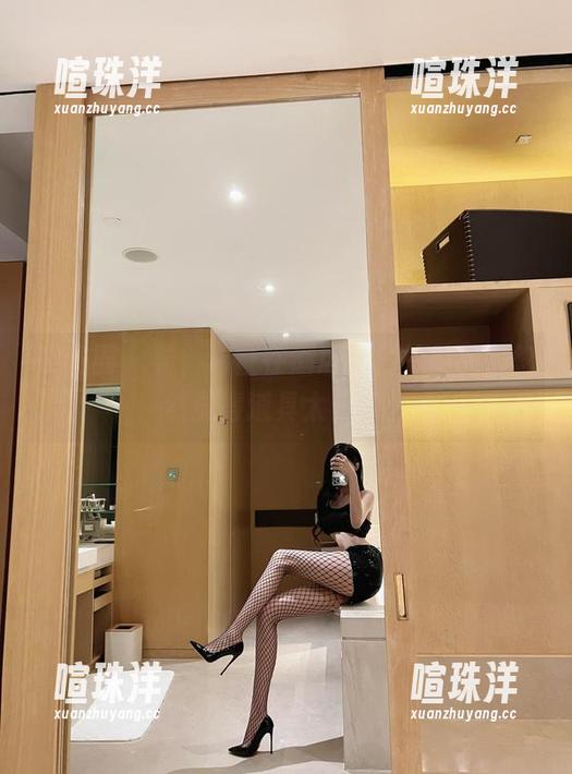 微密圈 - 看，葛征在酒店：私拍美图，忽然觉得道具太多了。