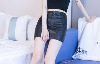 袜啵啵 - 一探瑶瑶的白色图包:她的衣服比我的午餐更光鲜亮丽!