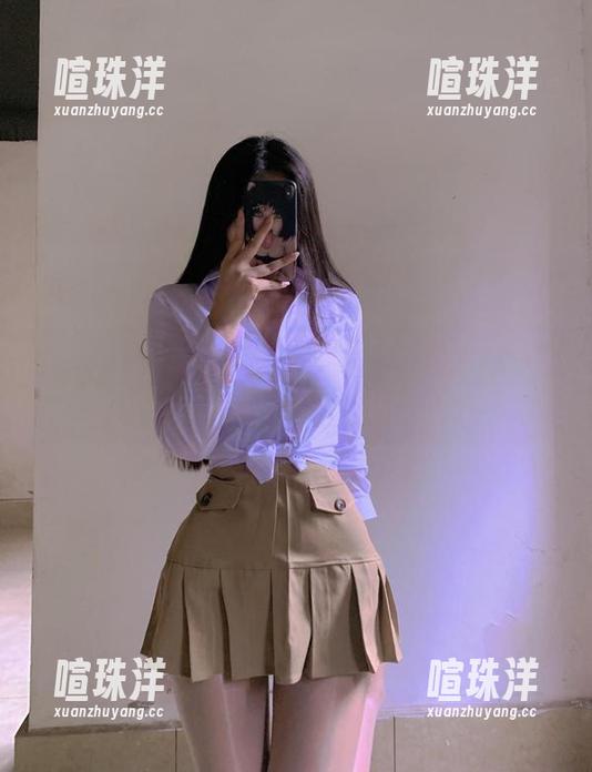 微密圈 - 在泳池里，陈佩奇的无圣光写真，随意中透着别样的魅惑