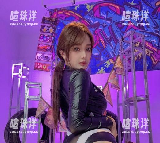 这张反复观看的图片让我突发奇想，雯妹不讲道理真会穿，毛衣为何那么有味道？