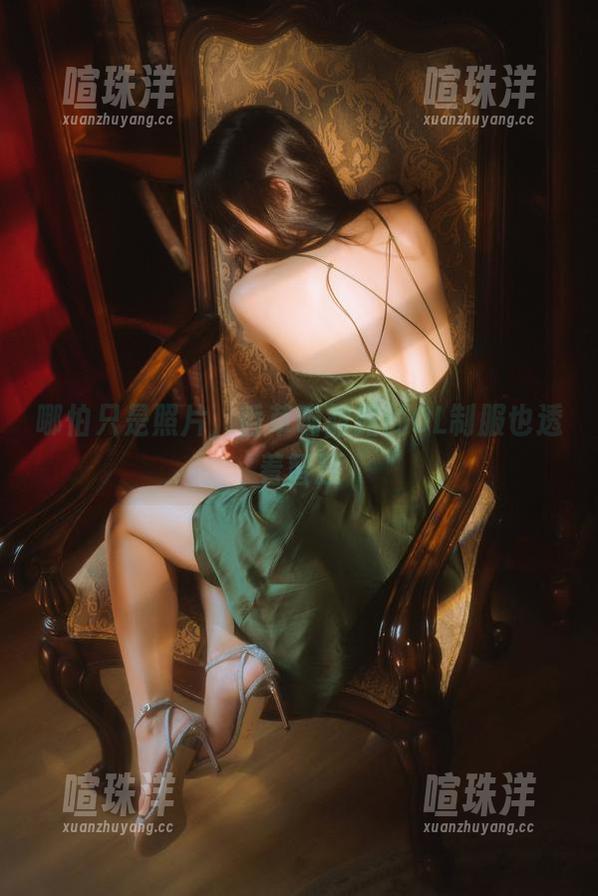 香草喵露露 哪怕只是照片,香草喵露露的OL制服也透着智慧