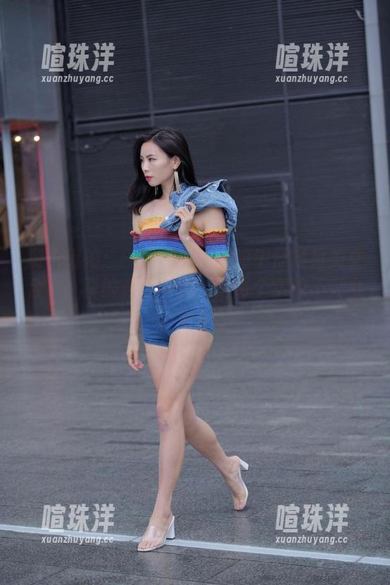 魔镜街拍：一只麋鹿摄影的牛仔短裙美女合集，真的是“时尚”这两个字的不完全概念